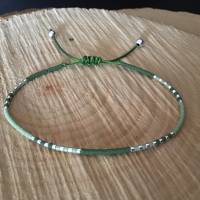 Hübsches zartes Miyuki-Delica-Perlen Armband mit verstellbarem Makrameeknoten  Perlengröße 2 mm Bild 1