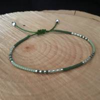 Hübsches zartes Miyuki-Delica-Perlen Armband mit verstellbarem Makrameeknoten  Perlengröße 2 mm Bild 2