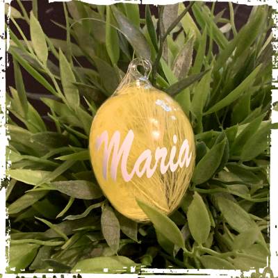 Personalisiertes Osterei aus Glas mit bunter Feder - zum hängen und legen!