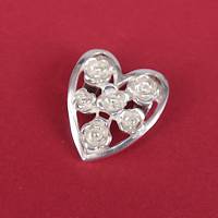 Silberner Herzanhänger mit Rosendekor und Kette Bild 5