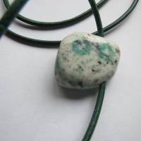 K 2 Stein, Malachit in Gneis, Unikat, mit Lederband grün, Kristallgrotte Bild 1