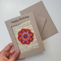 Glückwunschkarte mit einer gehäkelten bunten Mandala-Blume Bild 3