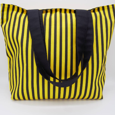 Einkaufstasche aus schwarz-gelb gestreiftem Baumwollstoff in Handarbeit genäht