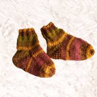 gestricke Baby-Garnitur mit Mütze und farblich passenden Socken in Braun-Tönen Bild 3