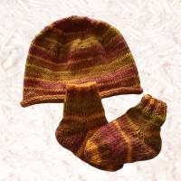 gestricke Baby-Garnitur mit Mütze und farblich passenden Socken in Braun-Tönen Bild 4