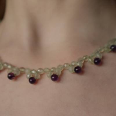 Zauberhaftes Collier aus zartgrünem Prehnit und Amethyst