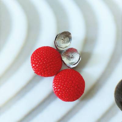 Rochenleder-Ohrringe "Roter Lotus"