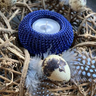 TEELICHTHALTER / EIERBECHER Donut - fingergestrickt aus blauem Kupferdraht