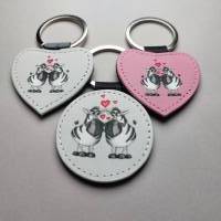 Schlüsselanhänger aus Kunstleder, rund, herzförmig "Herz, Zebra, Valentinstag, Hochzeit, Verlobung, verliebt" Bild 1
