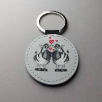 Schlüsselanhänger aus Kunstleder, rund, herzförmig "Herz, Zebra, Valentinstag, Hochzeit, Verlobung, verliebt" Bild 4