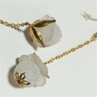 Lange Ohrringe weiße Blüten am Kettchen goldfarben handgemacht Brautschmuck im boho chic Bild 8