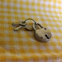 Miniatur Vorhängeschloss mit 2 Schlüsseln - DDR Bild 1