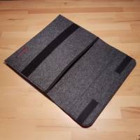 Notebooktasche aus reinem Wollfilz mit Klettverschluss - Anthrazit mit Rot - 35cm x 24,5cm Bild 2