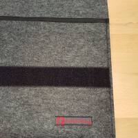Notebooktasche aus reinem Wollfilz mit Klettverschluss - Anthrazit mit Rot - 35cm x 24,5cm Bild 3
