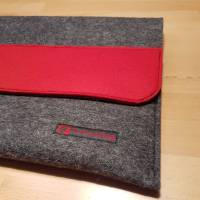 Notebooktasche aus reinem Wollfilz mit Klettverschluss - Anthrazit mit Rot - 35cm x 24,5cm Bild 4