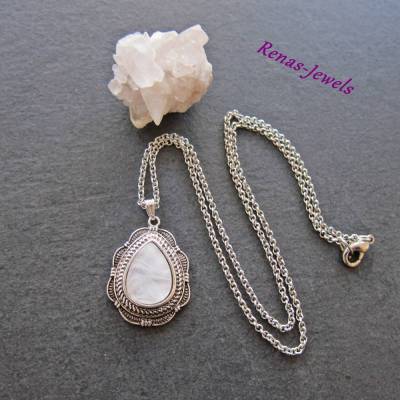 Kurze silberfarbene Kette mit weißem Cabochon Tropfen Anhänger – Handgefertigte Halskette im antiken Stil