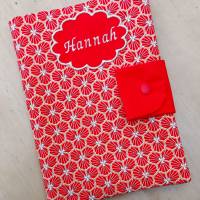U-Heft-Hülle in rot mit geometrischem Blumenmuster und Namen Hannah Bild 1