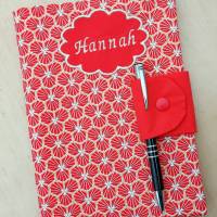 U-Heft-Hülle in rot mit geometrischem Blumenmuster und Namen Hannah Bild 2