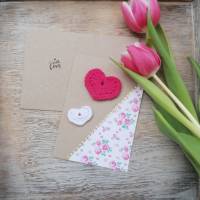 Grußkarte mit gehäkelter abnehmbarer Herzapplikation zum Muttertag Ostern pink weiß Bild 1