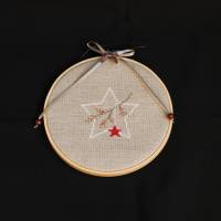 Weihnachtlicher Stern mit Beeren-Ast in Stickrahmen Bild 1
