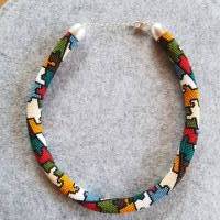 Perlenkette gehäkelt aus 11/0 Rocailles mit silberfarbenem Verschluss Bild 1