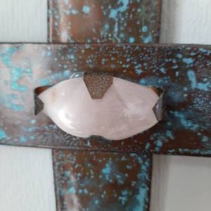Handgeschmiedetes, patiniertes Kupferkreuz mit einem natürlichen Rosenquarz Bild 2