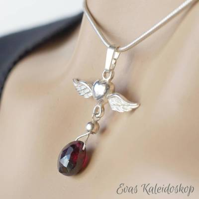 Tiefroter Granattropfen an geflügeltem Silberherz