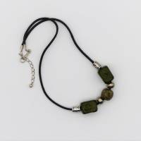 Halskette gefädelt aus Keramikperlen auf Textilband, grün silber, 40 + 5 cm, Perlenketten, Quarder, Schmuck Bild 1