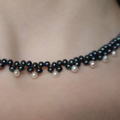 Feines schwarzes Perlencollier