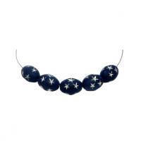 5 Acryl-Perlen oval 17 x 12mm, matt, dunkelblau mit silbernen Sternen Bild 1