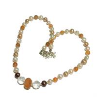 Perlenkette weiß Karneol orange und Bergkristall handgemacht als Collier Herbst Schmuck Geschenk Bild 1