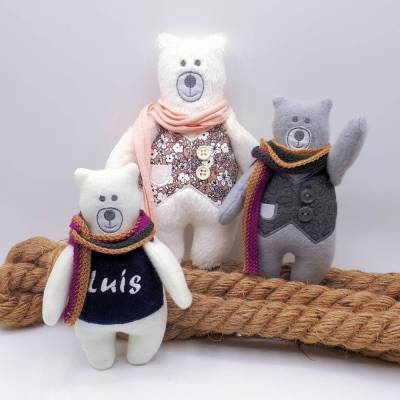 ITH Stickdatei Bär Luis 14x20 – Stickmotiv mit Weste & Pullover, Sofortdownload