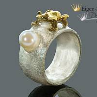 Goldschmiede Froschring "Frosch mit Perle" , Ring mit Frosch, Silberring mit Teilvergoldung, Perlenring, Ring mi Bild 1