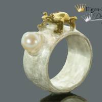 Goldschmiede Froschring "Frosch mit Perle" , Ring mit Frosch, Silberring mit Teilvergoldung, Perlenring, Ring mi Bild 4