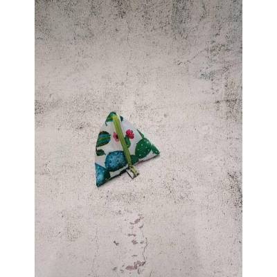 Schnullertasche als Schlüsselanhänger in Pyramidenform für hygienische Aufbewahrung der Schnuller, Kaktus