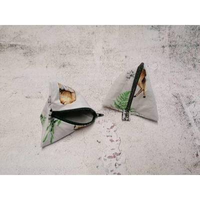 Schnullertasche als Schlüsselanhänger in Pyramidenform für hygienische Aufbewahrung der Schnuller, Reh