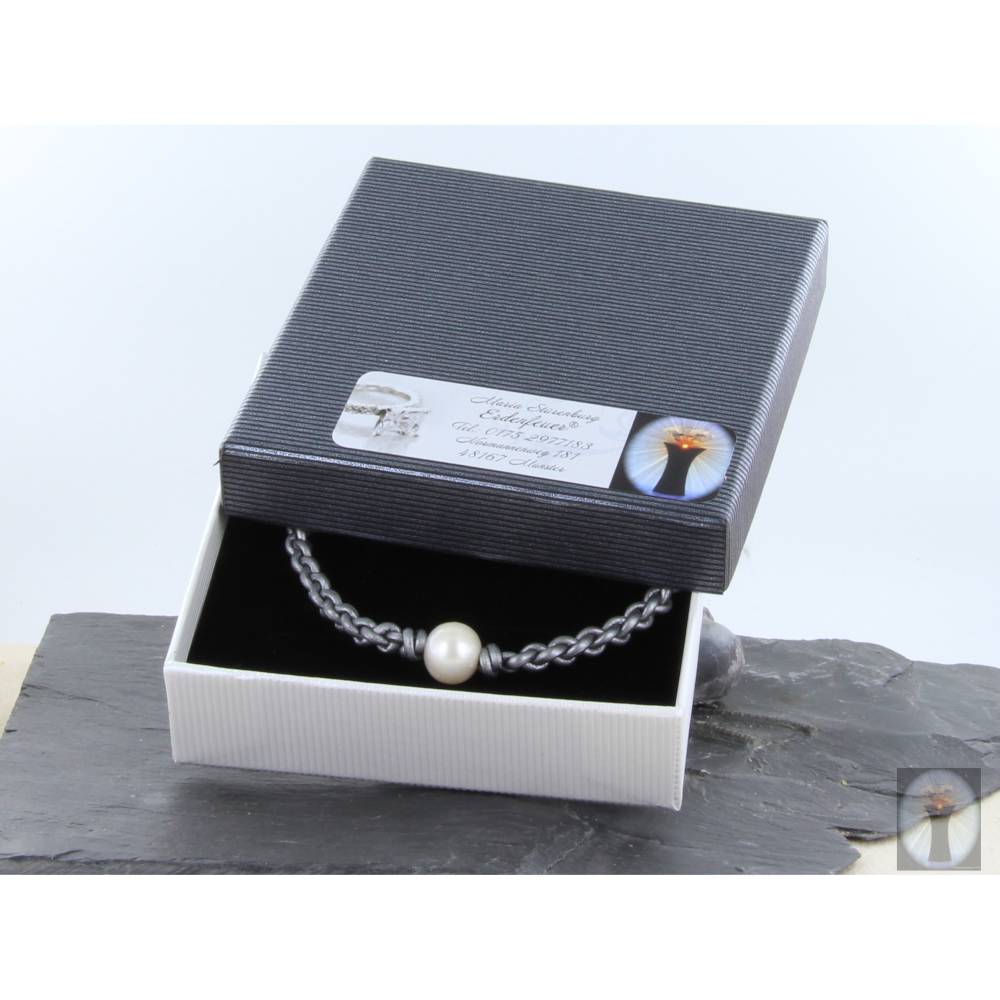 Geflochtenes Lederarmband mit Magnetverschluß aus Edelstahl und kleinen personalisierbaren Silber Ring Beads Anhängern 