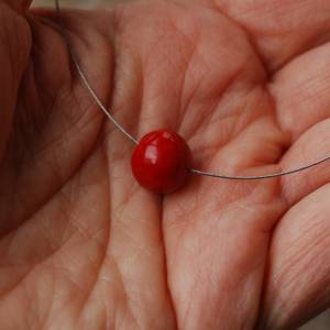 Rote Keramikperle an Edelstahl-Collier - Kurze Damenkette - Kleines Geschenk zum Valentinstag Bild 5