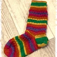 Handgestrickte Socken aus hochwertigen Materialien in Größe 38/39 mit wunderschönem Muster! Bild 2