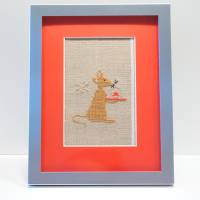 Zuckersüße Weihnachtsmaus mit roten Passepartout und Alu-Rahmen   auf Leinen gestickt Bild 1