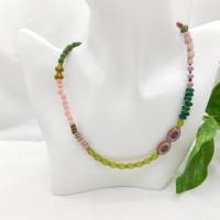 Halskette mit ethnischem Glasperlenmix und Messing - 47-50cm - rosa grün Bild 5