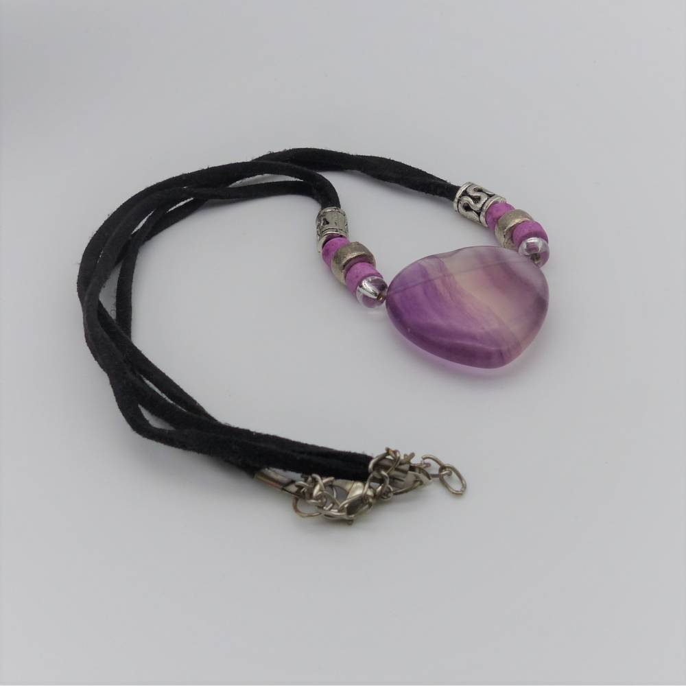 Herzkette, Halskette mit Steinherz violett, Velourband schwarz, Länge 42 + 4 cm, Flourit, Edelsteinschmuck, Einzelstück Bild 1