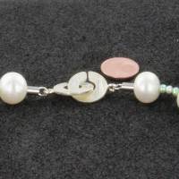 grün weiße Perlenkette weiße runde Perlen pastellgrüne Keshi Kette Bild 5