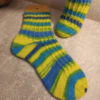 handgestrickte Socken, Größe 38/39, 4fach Sockenwolle, blau gelb grün, mit Hebemaschen Bild 3