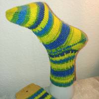 handgestrickte Socken, Größe 38/39, 4fach Sockenwolle, blau gelb grün, mit Hebemaschen Bild 4