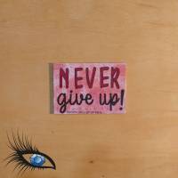 ►2022-0077◄ Magnet 7x5cm "Never give up!" Bild 1