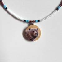 Krafttier-Amulett Bär, an Rocailles-Kette, Indianerperlenkette, Indianerschmuck, Seelentier, handbemalter Schmuck Bild 3