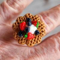 Ring Waffel mit Erdbeeren und Heidelbeeren aus Fimo Polymer Clay handmodelliert witziger Fingerring Bild 5
