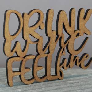 as-Herzwerk | DRINK WINE FEEL FINE | 3D Schriftzug Holz Wein Tischdeko Geschenk für Freunde und Familie 20cm Breit Bild 3