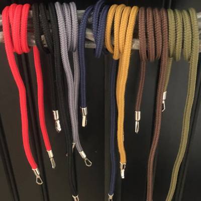 Schultergurte aus Segelseil mit silberfarbenen drehbaren Karabinern in unterschiedlichen Farben und Längen